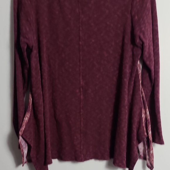 MAX JEANS Maroon Tunic Top with Side Slits and Patterned Back Size Small - Picture 5 of 16